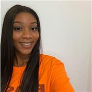 Jeune étudiante offre des cours pour aide aux devoirs